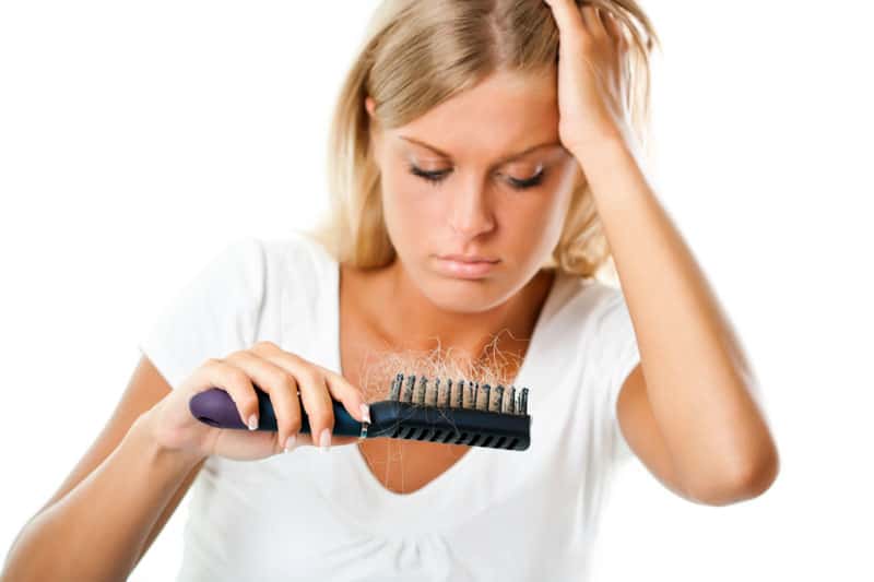 אישה מסתלת על מברשת מלאה שיער
